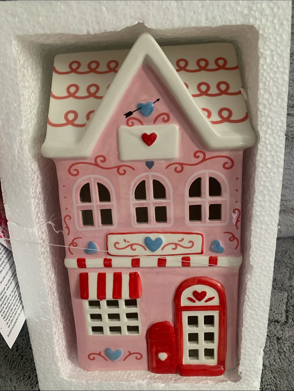 🆕- LOVE & CUPCAKES LED PORCELAIN VALENTINES DAY HOUSE with Heart Motifs